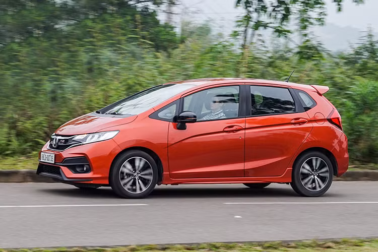 Tuy có nhiều chương trình giảm giá nhưng Honda Jazz cũng chỉ bán được 46 xe trong tháng 8/2019. Nguyên nhân là mẫu xe này đã cuối chu kỳ sản phẩm cùng việc chồng chéo lên sản phẩm mới ra mắt là Honda Brio buộc Honda phải hy sinh cái cũ, mở đường cho xe mới.