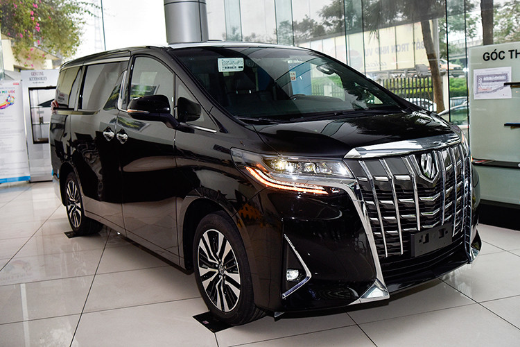 Đứng đầu trong danh sách 10 xe ôtô ế nhất Việt Nam tháng 8 chính là mẫu MPV hạng sang Toyota Alphard. Chỉ có 4 xe được bán ra. Nguyên nhân do đây là mẫu xe đắt nhất của Toyota tại Việt Nam, giá hơn 4 tỷ đồng khiến nhiều dân chơi phải chùn tay.