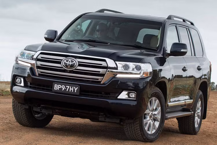 Tương tự tình trạng như "người anh em" Toyota Alphard, mẫu xe SUV hạng sang Toyota Land Cruiser có giá 3,983 tỷ đồng kèm số tiền mặt phải bỏ thêm để sớm sở hữu xe lên đến 200 triệu đồng. Khiến mẫu xe mẫu xe này luôn trong tình trạng bán chậm tại Việt Nam. Doanh số tháng 8 vừa qua, xe chỉ đạt 31 chiếc.