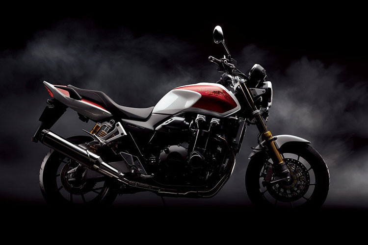 Điểm khác biệt dễ nhận thấy nhất giữa các phiên bản chính là ở ngoại hình. Phiên bản tiêu chuẩn được sơn màu đen Graphite Black huyền bí, mang nét nam tính và mạnh mẽ. Trong khi đó, phiên bản SP lại nổi bật với sắc trắng ngọc trai Pearl Sunbeam White, gợi nhớ đến tinh thần thuần túy của dòng Honda CB huyền thoại. 