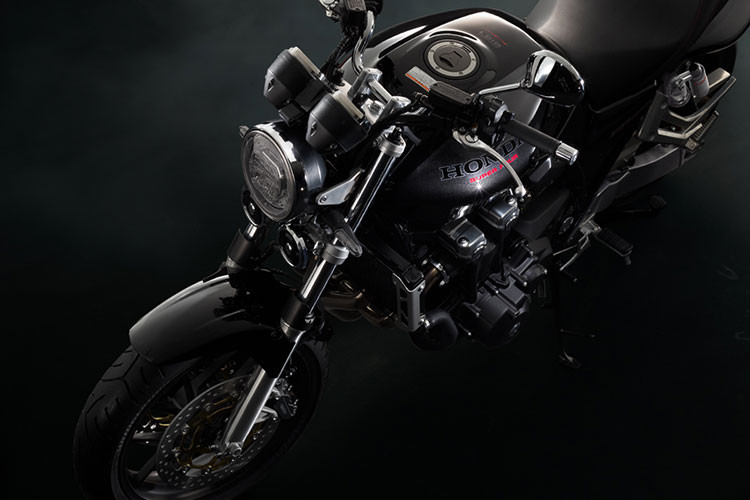 Khác biệt giữa bản tiêu chuẩn và bản SP của mẫu xe môtô Honda CB1300 Super Four 2025 nằm ở trang bị kỹ thuật. Ở phiên bản cuối cùng này, CB1300 SP được trang bị hệ thống treo đến từ thương hiệu danh tiếng Ohlins với màu vàng nổi bật.