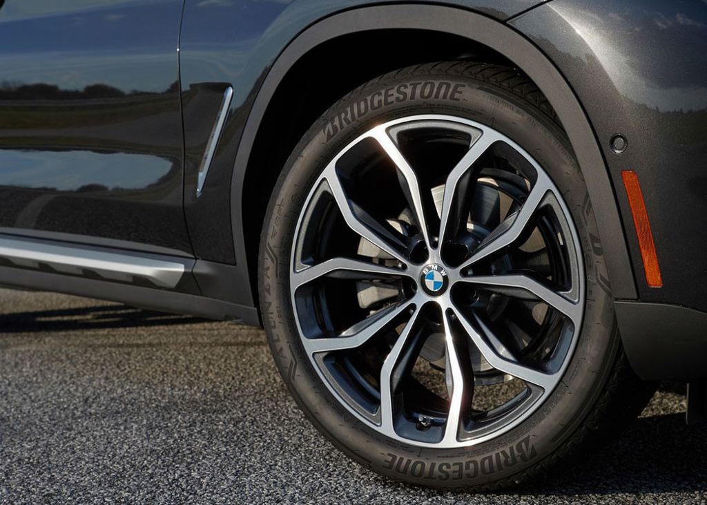 X4 mới với trục cơ sở được kéo dài 81 mm và trọng tâm thấp 3mm so với mẫu xe tiền nhiệm, hai đặc điểm góp phần cải thiện tổng thể của xe. Mâm xe kích thước 20 inch (19 inch trên bản tiêu chuẩn) cùng bộ lốp BridgestoneAlenza cỡ 245/45R20 trước và 275/40R20 phía sau.