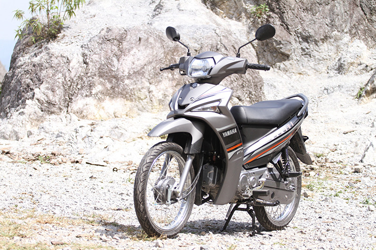 Nhưng thực tế lại khá bất ngờ, khi xe chớm vào địa phận Hòa Bình với nhiều đường dốc, ở số thấp Toàn thấy rằng xe khá “bốc” đúng chất Yamaha. Bước ga khi về số thấp không quá hỗn hào nhưng độ vọt khá nhạy. Bất ngờ hơn là thử tải xích truyền động ở số 4 khi vận tốc chỉ khoảng 20-30km/h, Sirius Fi vẫn đáp ứng tốt. “Với một số xe 100-110cc tôi thử trước đây, số cao đồng nghĩa vòng tua máy thấp khó có thể tạo độ vọt ở tốc độ thấp, nhưng chiếc Sirius này lại làm được. Đủ để thấy nó vẫn là một chiếc xe khỏe dù nằm trong nhóm xe tiết kiệm nhiên liệu”.