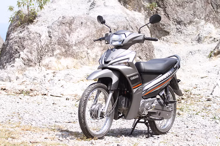 Nhưng thực tế lại khá bất ngờ, khi xe chớm vào địa phận Hòa Bình với nhiều đường dốc, ở số thấp Toàn thấy rằng xe khá “bốc” đúng chất Yamaha. Bước ga khi về số thấp không quá hỗn hào nhưng độ vọt khá nhạy. Bất ngờ hơn là thử tải xích truyền động ở số 4 khi vận tốc chỉ khoảng 20-30km/h, Sirius Fi vẫn đáp ứng tốt. “Với một số xe 100-110cc tôi thử trước đây, số cao đồng nghĩa vòng tua máy thấp khó có thể tạo độ vọt ở tốc độ thấp, nhưng chiếc Sirius này lại làm được. Đủ để thấy nó vẫn là một chiếc xe khỏe dù nằm trong nhóm xe tiết kiệm nhiên liệu”.