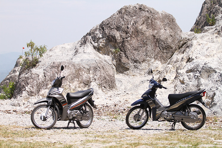 Đặc biệt, phiên bản Yamaha Sirius Fi 2020 mới ra mắt từ tháng 4/2020 vẫn giữ nguyên động cơ phun xăng điện tử 115 phân khối nhưng làm mới tem và một vài chi tiết khiến xe thể thao và thời trang hơn. Tò mò với mẫu Yamaha Sirius Fi 2020 mới, biker Nguyễn Mạnh Toàn-một “nài xe” có tiếng trong cộng đồng chơi xe miền Nam đã cất công di chuyển hơn 1.600km ra miền Bắc để cùng nhóm bạn trải nghiệm cung đường Hà Nội-Mai Châu đang độ vào mùa đẹp nhất năm.