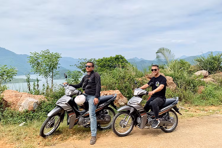 So với những xe đời trước, Sirius Fi 2020 được tinh chỉnh vài điểm thiết kế như tay nắm yên sau, đèn, mặt đồng hồ thông tin...giúp mẫu underbone này thực sự linh hoạt trong mọi môi trường hoạt động. Xe có đèn trước là loại Halogen HS-1 công suất 35W kết hợp với cụm đèn xi nhan tạo nên thiết kế phía trước tương đối hài hòa. Phần đầu xe tiếp giáp với đèn xi nhan được thiết kế đầy đặn hơn, tạo cảm giác cứng cáp và vững chắc.