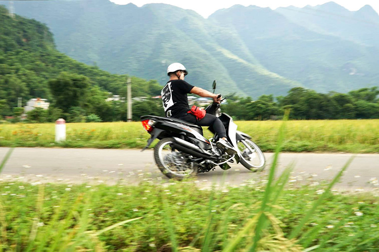 Suốt nhiều năm qua, khi nhắc tới xe máy Yamaha, người Việt thường ấn tượng bởi độ “bốc” và thiết kế thể thao. Bản thân Nguyễn Mạnh Toàn cũng mang suy nghĩ vậy. Thế nhưng với thực tế đổ xăng đầy bình (4,2 lít) từ Hà Nội, xe chở 2 người đi Mai Châu, khi quay về đến gần đại lộ Thăng Long mới phải đổ xăng (tổng khoảng 260km), nhẩm tính mức tiêu thụ nhiên liệu là 1,61 lít/100km, đã khiến Toàn ấn tượng với Yamaha Sirius Fi 2020.