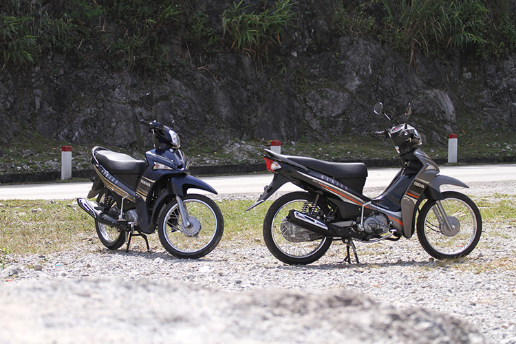 Đã từng có nhiều tháng ngày rong ruổi trên từng cây số với những “chiến mã” hàng trăm mã lực, biker Nguyễn Mạnh Toàn không khỏi tò mò khi nhóm bạn ở Hà Nội rủ mình đi “phượt” trên chiếc xe máy Yamaha Sirius Fi 110cc. Vì vậy, hành trình của họ dù chỉ kéo dài 2 ngày nhưng cũng tràn ngập cảm xúc khi đi qua những địa danh đẹp bậc nhất Tây Bắc như đèo Đá Trắng hay thung lũng Mai Châu đang mùa gặt.