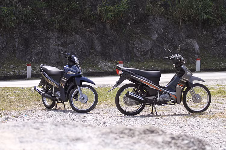 Đã từng có nhiều tháng ngày rong ruổi trên từng cây số với những “chiến mã” hàng trăm mã lực, biker Nguyễn Mạnh Toàn không khỏi tò mò khi nhóm bạn ở Hà Nội rủ mình đi “phượt” trên chiếc xe máy Yamaha Sirius Fi 110cc. Vì vậy, hành trình của họ dù chỉ kéo dài 2 ngày nhưng cũng tràn ngập cảm xúc khi đi qua những địa danh đẹp bậc nhất Tây Bắc như đèo Đá Trắng hay thung lũng Mai Châu đang mùa gặt.