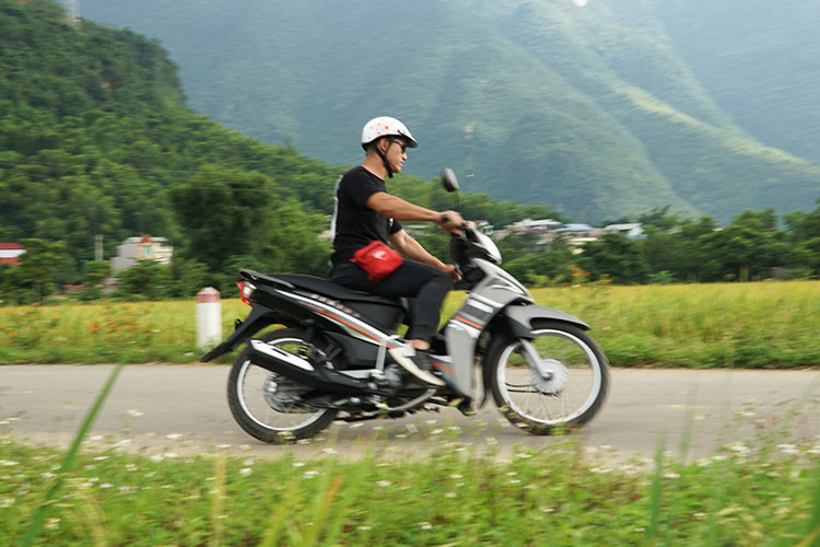 Bất ngờ tiếp theo đối với Nguyễn Mạnh Toàn đến từ độ “êm” của xe. Hệ thống treo trên Yamaha Sirius Fi 2020 gồm cặp phuộc ống lồng trước và giảm xóc lò xo trụ đôi phía sau giống nhiều mẫu underbone khác nhưng vẫn tạo sự khác biệt. Ở đô thị, Sirius Fi khá linh hoạt vì nhỏ gọn, đi qua gờ giảm tốc ở tốc độ trung bình không hề “xóc óc”. Trên vùng cao, đoạn qua Thung Nai một số chỗ nhiều đá thô nhưng xe đi qua không có cảm giác “sập khung”.