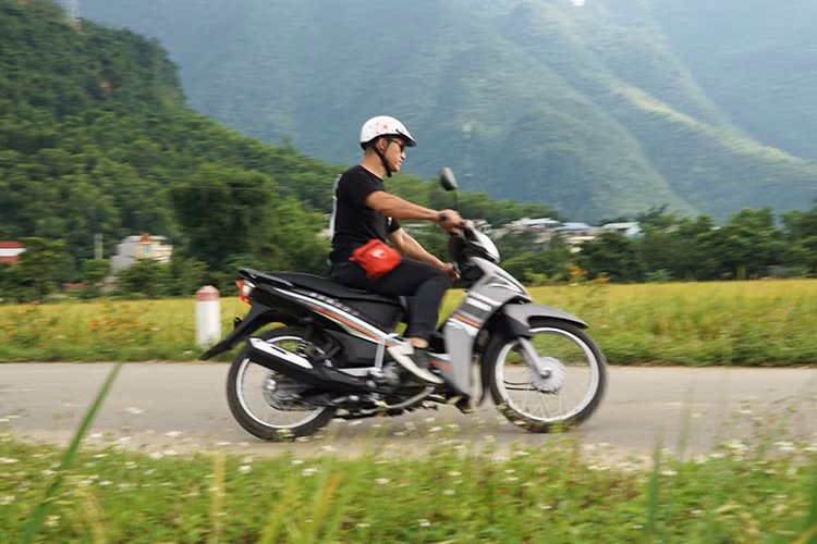 Bất ngờ tiếp theo đối với Nguyễn Mạnh Toàn đến từ độ “êm” của xe. Hệ thống treo trên Yamaha Sirius Fi 2020 gồm cặp phuộc ống lồng trước và giảm xóc lò xo trụ đôi phía sau giống nhiều mẫu underbone khác nhưng vẫn tạo sự khác biệt. Ở đô thị, Sirius Fi khá linh hoạt vì nhỏ gọn, đi qua gờ giảm tốc ở tốc độ trung bình không hề “xóc óc”. Trên vùng cao, đoạn qua Thung Nai một số chỗ nhiều đá thô nhưng xe đi qua không có cảm giác “sập khung”.