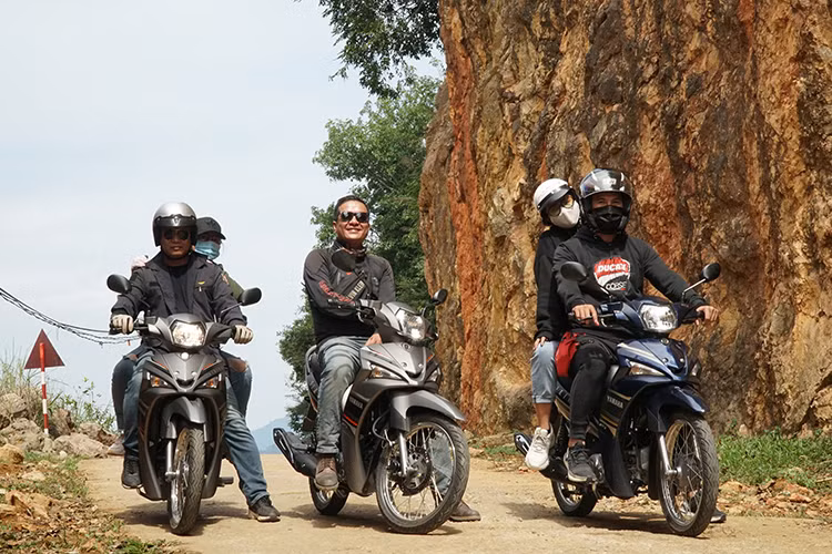 Biker Nguyễn Mạnh Toàn cho biết trước đây đã đi “phượt” nhiều nhưng chủ yếu bằng môtô phân khối lớn nên cảm xúc phần lớn xoay quanh chiếc xe, còn với xe dung tích nhỏ như Yamaha Sirius Fi 2020 sẽ có nhiều cơ hội chiêm ngưỡng cảnh quan bên đường hơn. Quãng đường di chuyển từ Hà Nội tới Mai Châu chỉ khoảng 150km, nhưng không hề dễ dàng bởi sẽ phải trải qua nhiều hình thái đường như đô thị, ngoại thành, đèo dốc, cua tay áo. Vì thế Toàn và những người bạn đồng hành không đem theo quá nhiều đồ đạc ngoài balô cá nhân.