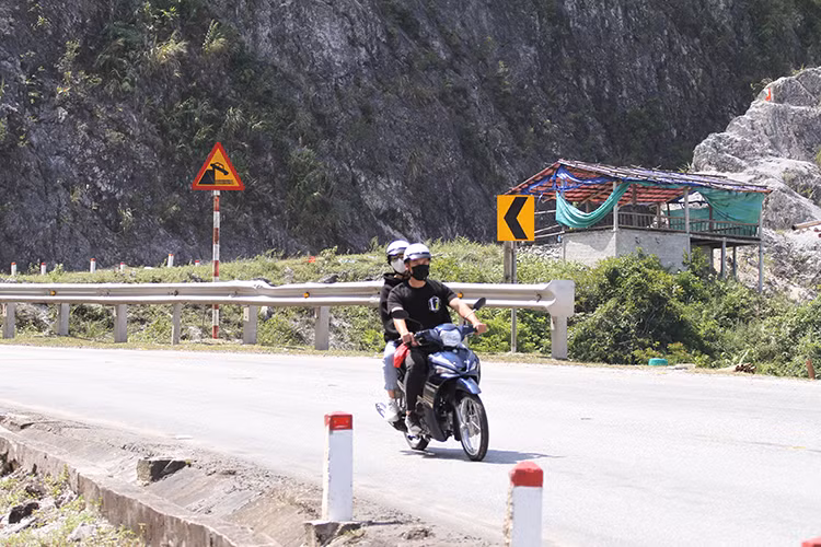 Theo anh Toàn ccho hay, qua báo đài đã đọc được thông tin Yamaha Sirius Fi thế hệ mới là chiếc xe đứng đầu phân khúc xe số phổ thông trong danh sách "ít uống" xăng nhất hiện nay. Công bố từ Cục Đăng Kiểm dựa trên thống kê mức tiêu hao nhiên liệu của 281 mẫu môtô, xe gắn máy trên thị trường hiện nay, Sirius Fi có mức tiêu hao 1,57 lít/100km, chỉ đứng sau người “anh em” Jupiter Fi (1,55 lít/100km). Toàn nghĩ rằng một chiếc xe tiết kiệm nhiên liệu chắc chắn sẽ phải hy sinh nhiều thứ, như giảm trọng lượng, giảm công suất máy, sẽ chỉ phù hợp chạy đô thị với tốc độ trung bình.