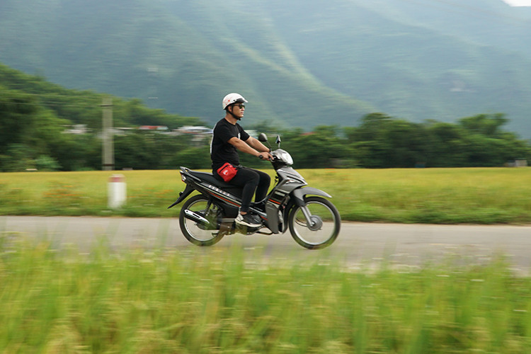 “So với các mẫu xe cùng phân khúc, Yamaha luôn phát triển động cơ theo hướng thể thao, từ cách vận hành tới dung tích động cơ làm lợi thế cạnh tranh, giờ đây lại còn lợi xăng thì quả là ấn tượng. Tôi thấy với giá chỉ hơn 20 triệu đồng, lại dáng đẹp, tiết kiệm xăng, Yamaha Sirius Fi 2020 là lựa chọn hoàn hảo cho một chiếc xe vừa đi lại hàng ngày lại có thể đi chơi xa dành cho các bạn trẻ”, biker Nguyễn Mạnh Toàn nhận xét.