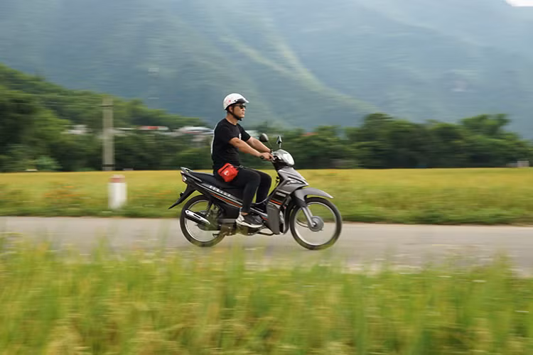 “So với các mẫu xe cùng phân khúc, Yamaha luôn phát triển động cơ theo hướng thể thao, từ cách vận hành tới dung tích động cơ làm lợi thế cạnh tranh, giờ đây lại còn lợi xăng thì quả là ấn tượng. Tôi thấy với giá chỉ hơn 20 triệu đồng, lại dáng đẹp, tiết kiệm xăng, Yamaha Sirius Fi 2020 là lựa chọn hoàn hảo cho một chiếc xe vừa đi lại hàng ngày lại có thể đi chơi xa dành cho các bạn trẻ”, biker Nguyễn Mạnh Toàn nhận xét.