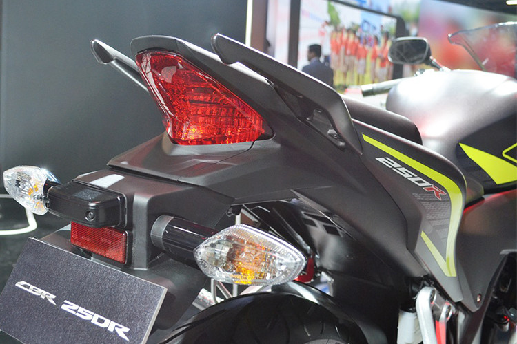 Các chi tiết còn lại không thay đổi, ngoài việc người dùng có thêm tùy chọn màu cam và xanh độc đáo, kết hợp một vài chi tiết giúp nhận diện thương hiệu được sơn đỏ nổi bật. Tem xe cũng như màu xe cũng được thiết kế lại nhằm mang đến cảm giác mới mẻ và thể thao hơn.