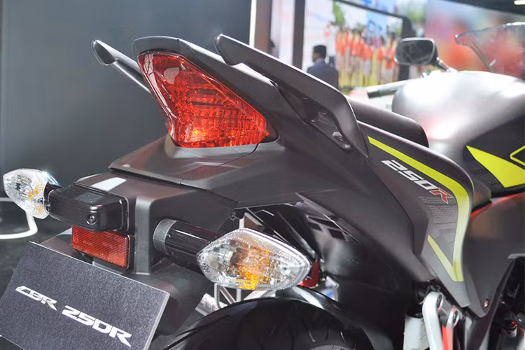 Các chi tiết còn lại không thay đổi, ngoài việc người dùng có thêm tùy chọn màu cam và xanh độc đáo, kết hợp một vài chi tiết giúp nhận diện thương hiệu được sơn đỏ nổi bật. Tem xe cũng như màu xe cũng được thiết kế lại nhằm mang đến cảm giác mới mẻ và thể thao hơn.