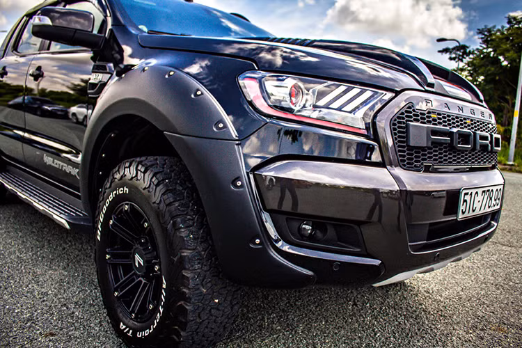 Khuôn mặt của chiếc pick-up Ranger Wildtrak độ này cũng mang đến sự “uy hiếp” cho người đối diện. Nắp capo được lắp thêm lỗ mũi trâu, lồi ra, cùng nhiều đường gân kèm hai mang cá tản nhiệt, ốp bánh mới càng làm tăng thêm vẻ hầm hố, bí ẩn cho chiếc xe.