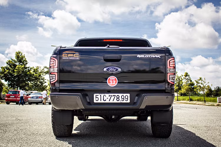 Thêm vào đó, Ford Ranger Wildtrak Dark Knight được trang bị bộ lốp Bfgoodrich cỡ lớn đi kèm bộ la-zăng hợp kim hầm hố, giúp xe dễ dàng vượt qua các địa hình khó, từ đường đá sỏi, bùn lầy, trơn trợt, đèo dốc, vùng nước ngập…
