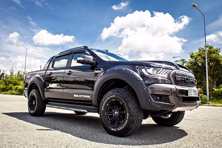 Ngoài việc độ ngoại thất cũng như động cơ, chiếc xe này không có quá nhiều thay đổi bên trong nội thất ngoài một số thiết bị phục vụ cho việc off-road và sử dụng đường dài. Ford Ranger Wildtrak tại thị trường Việt Nam hiện sở hữu mức giá từ 800-920 đồng tùy từng phiên bản.
