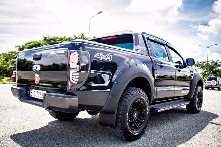 Mang cái tên “Hiệp sĩ bóng đêm”, mẫu xế độ Ford Ranger Wildtrak bất ngờ xuất hiện mạnh mẽ và uy lực tại lễ ra mắt CLB xe đam mê và gia đình – Caravan Families Club tại Sài Gòn vào ngày 28/8/2016 vừa qua.