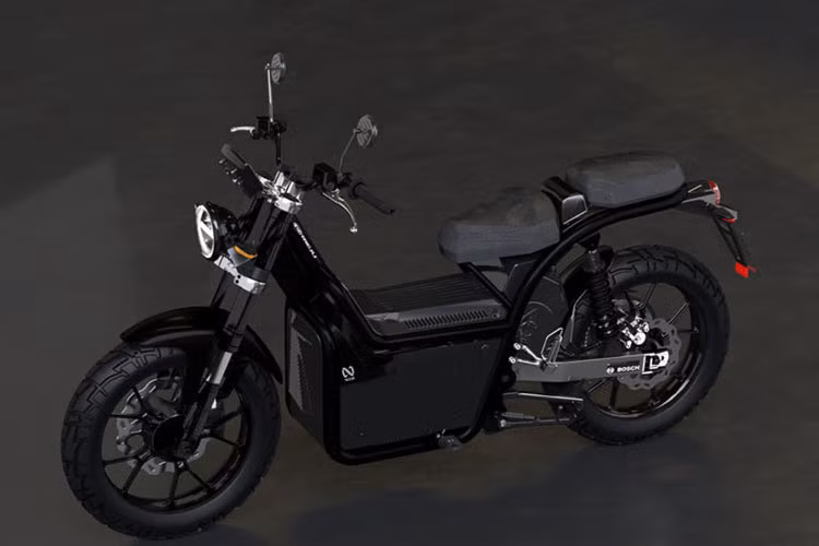 Trang bị mô tơ công suất lớn đòi hỏi cần có nguồn cung năng lượng dồi dào, chính vì vậy mà NUUK đã trang bị cho xe bộ pin 48V và 50Ah, hiệu suất tiêu thụ 2.4 kWh. Bộ pin này cần 5 tiếng để sạc đầy ở chế độ Tiêu chuẩn và chỉ 1,8 tiếng để sạc đầy ở chế độ Sạc nhanh. Mỗi Bộ pin này cho phép xe vận hành 60 - 75 km trước khi phải sạc lại.