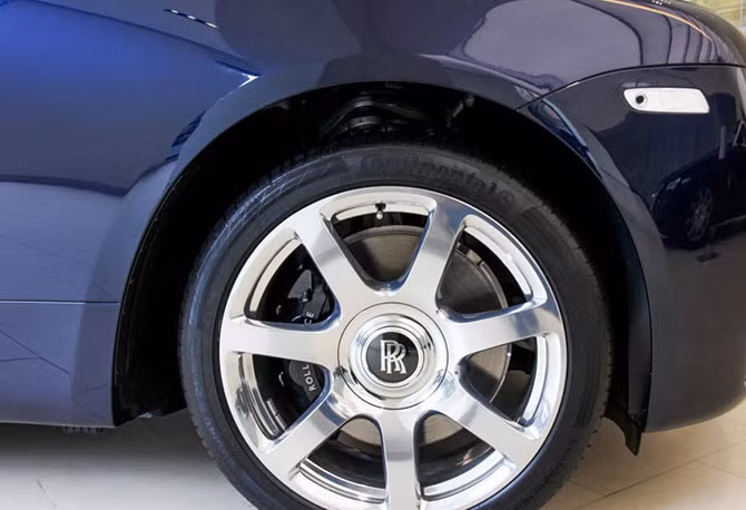 Wraith là chiếc xe mạnh mẽ nhất trong lịch sử của Rolls-Royce. Hãng xe Anh quốc muốn tạo một sản phẩm tổng hòa giữa phẩm chất sang trọng của một chiếc sedan quý tộc và một chiếc xe thể thao dành cho những doanh nhân trẻ, thành đạt.