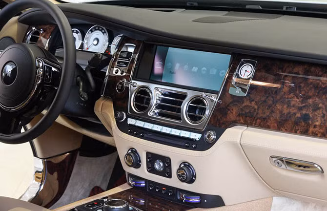 Wraith có hệ thống vệ tinh hỗ trợ hộp số mới - hệ thống này sử dụng bản đồ vệ tinh và dữ liệu để giúp hộp số tự động ZF 8 cấp đoán trước lối rẽ, đoạn giao nhau hay đường vòng rồi chọn số thích hợp nhất. không gian nội thất của Wraith lấy cảm hứng từ mẫu Ghost cùng gỗ ốp Canadel...