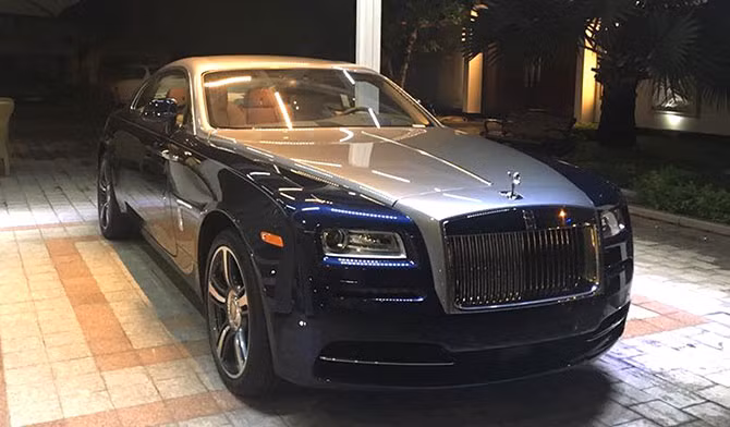 Về thiết kế, siêu xe sang hai cửa Rolls-Royce Wraith sở hữu kích thước 5.269 mm chiều dài, 1.947 mm rộng, 1.507 mm cao đi kèm chiều dài cơ sở 3.112 mm. Xe sở hữu trọng lượng không tải là 2.360 kg.