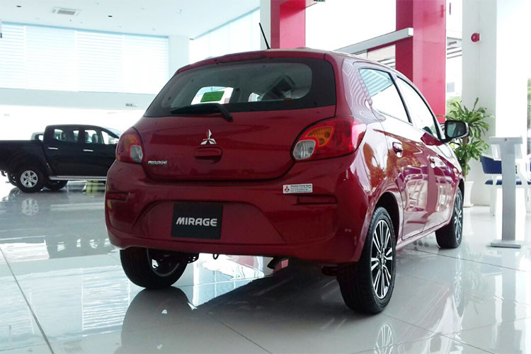 Mitsubishi Mirage mới là mẫu xe với kiểu dáng hatchback thuộc dòng xe có thiết kế nhỏ gọn, tiết kiệm nhiên liệu và đặc biệt là giá khá "mềm". Mẫu xe này hiện được xem là đối thủ cạnh tranh trực tiếp với Hyundai i20, Suzuki Swift, Ford Fiesta hay Mazda 2 tại thị trường ôtô Việt.