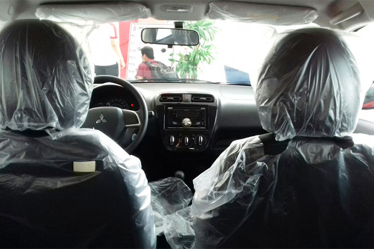 Bên trong nội thất, vô lăng của xe đã được thiết kế lại và sử dụng vật liệu da cùng ốp nhựa đen bóng. Cụm đồng hồ trung tâm thiết kế mới với tông màu sáng sủa và thời trang hơn so với trước đây. Điểm đặc biệt ở Mirage mới chính là đèn báo tiết kiệm nhiên liệu Eco được bổ sung thêm.