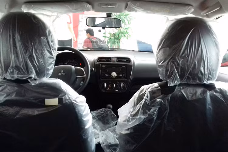 Bên trong nội thất, vô lăng của xe đã được thiết kế lại và sử dụng vật liệu da cùng ốp nhựa đen bóng. Cụm đồng hồ trung tâm thiết kế mới với tông màu sáng sủa và thời trang hơn so với trước đây. Điểm đặc biệt ở Mirage mới chính là đèn báo tiết kiệm nhiên liệu Eco được bổ sung thêm.