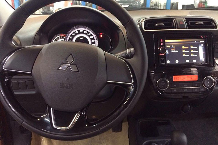 Mitsubishi Mirage MT Eco, một số chi tiết như vô lăng của xe không được trang bị các nút bấm đa dụng, khoá điện không được trang bị nút bấm... như phiên bản đủ. Tuy nhiên một số trang bị đi kèm vẫn tạm đủ cho người dùng như; kết nối Bluetooth, USB, AUX, điều hoà...