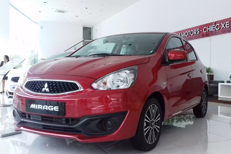 Bước sang năm 2018, Mitsubishi Việt Nam đã cắt gần như toàn bộ ưu đãi đối với giá xe, bao gồm cả xe nhập khẩu lẫn lắp ráp trong nước. Trong tháng 5/2018 này, ngoài việc mẫu xe đăt tiền Mitsubishi Pajero giảm giá lên tới 164 triệu đồng - thì thu hút khách hàng hơn cả chính là phiên bản xe giá rẻ Mitsubishi Mirage MT Eco.