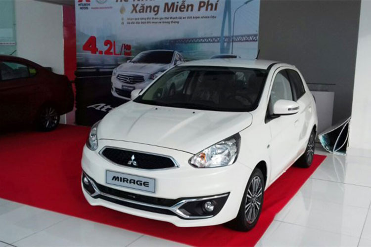 Mirage là mẫu xe tốt và luôn được đánh giá cao tại thị trường nước ngoài. Tuy nhiên, nó lại gặp nhiều bất lợi trước các đối thủ cùng phân khúc tại Việt Nam. Lý do có thể kể đến như; thiết kế của xe đơn giản, thô và già cỗi, không chịu làm mới. Chế độ chăm sóc khách hàng sau bán hàng của Mitsubishi tại Việt Nam bị người tiêu dùng đánh giá thấp.