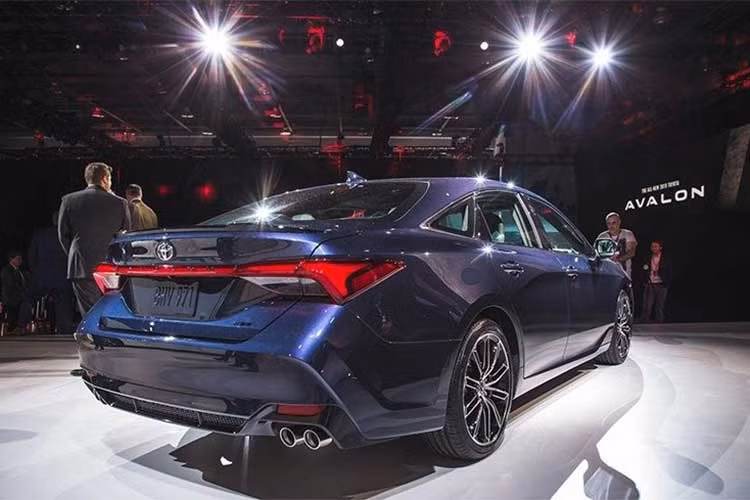 Với phiên bản sang trọng, mẫu xe sedan Avalon 2019 sở hữu lưới tản nhiệt có nhiều thanh ngang mạ chrome màu xám với chóa đèn pha sáng màu trong khi phiên bản thể thao sở hữu lưới tản nhiệt dạng tổ ong màu đen, chóa đèn pha màu đen mờ và các đường gân ấn tượng trên cản trước.