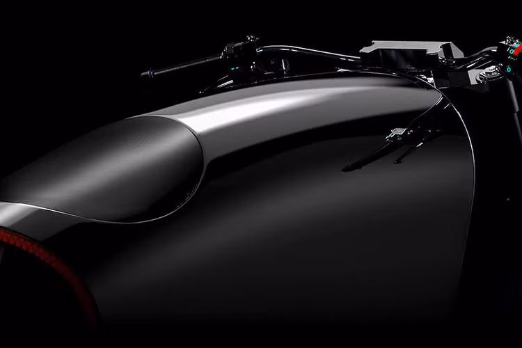 Điểm độc đáo nhất của Odyssey đó là phần thân xe nguyên khối bằng thép. Để tạo sự tối giản một cách tối đa cho chiếc xe, phần thân vỏ đã chụp lên toàn bộ khung và động cơ. Những chi tiết duy nhất trên thân chỉ bao gồm chiếc yên được bọc da cao cấp Ý, dàn để chân kèm cần số và phanh sau. Toàn bộ phần thân đã được sơn trong tông màu đen bóng.