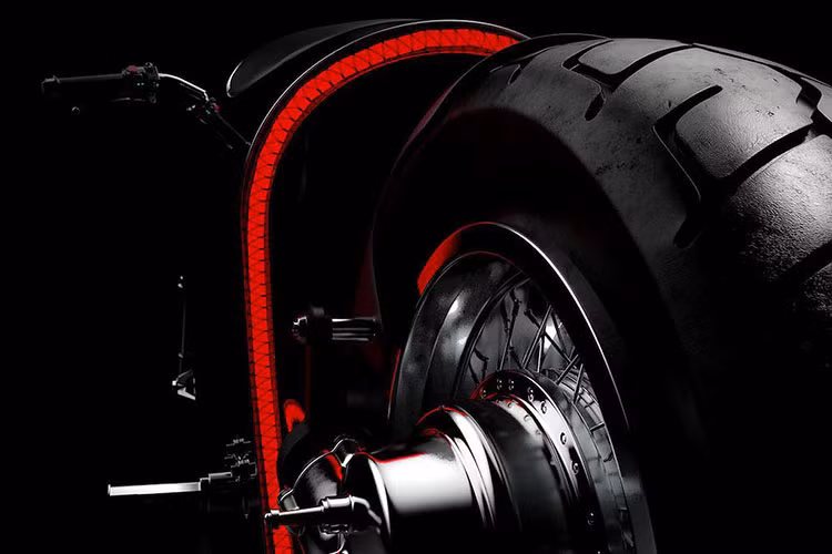 Để có được vẻ ngoài liền mạch, Bandit9 còn ứng dụng bảng đồng hồ phản chiếu như trên máy bay. Cụm đồng hồ thực sự được giấu trong thiết kế thân xe nguyên khối, với các thông tin về tốc độ và quãng đường đi được phản chiếu từ bên dưới. Tương phản với thân xe màu đen bóng, các chi tiết như gắp sau, niềng và các nan hoa đều được mạ sáng bóng. 