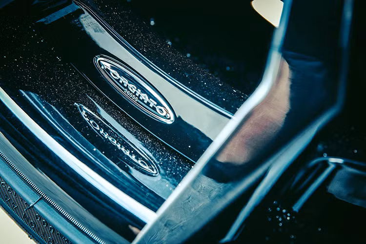 Cụ thể, bộ cản va trước/sau được thiết kế lại với chất liệu carbon cao cấp, mang đến dáng vẻ hiếu chiến cho siêu xe Lamborghini Huracan. Bên hông xe xuất hiện cánh lướt gió cỡ lớn bằng sợi carbon giúp cho siêu xe này sở hữu trọng lượng nhẹ hơnm nhiều so với nguyên bản.