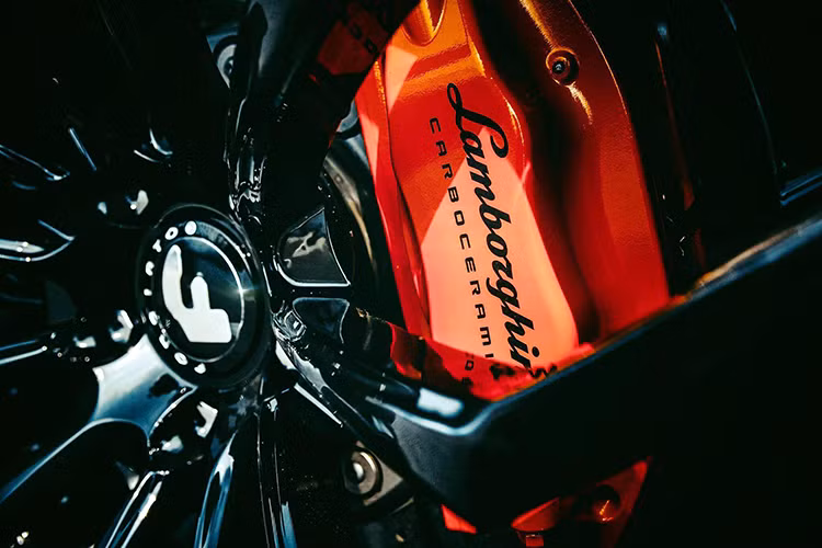 Điểm nhấn trong bản độ Novara là mang cá được tạo hình ấn tượng trên chắn bùn bánh trước hay cản sau cũng giúp xe tạo khí động học tốt hơn. Bên cạnh đó, phía đuôi xe còn được trang bị thêm cánh lướt gió sợi carbon cỡ lớn với "thiệt hại" ước tính khoảng 105 triệu đồng.