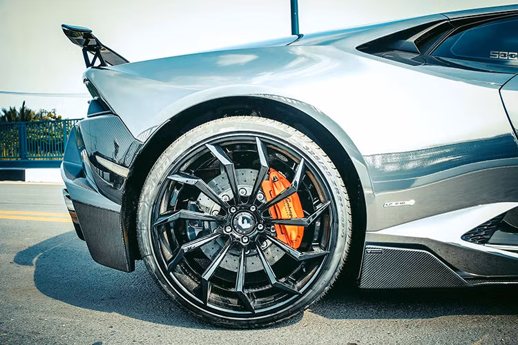 Theo nhiều nguồn tin, trong lần "trang điểm" cho siêu xe Lamborghini Huracan độ Novara Edizione độc nhất Việt Nam, chủ nhân đã tốn kém gần 240 triệu đồng. Được biết sau quá trình lên mâm khủng, hình ảnh của "siêu bò" này đã xuất hiện trên trang chủ của hãng độ Forgiato. 