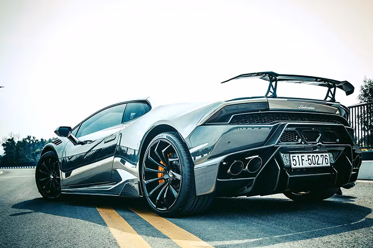 Mới đây nhất, nhằm để hoàn thiện bản độ cũng như mang đến cái nhìn dữ dằn, chủ nhân của chiếc Lamborghini Huracan độ Novara Edizione độc nhất Việt Nam đã lên la-zăng "khủng" của hãng Forgiato dành cho siêu xe này. Được biết, bộ mâm này có tên gọi Navaja-ECL.