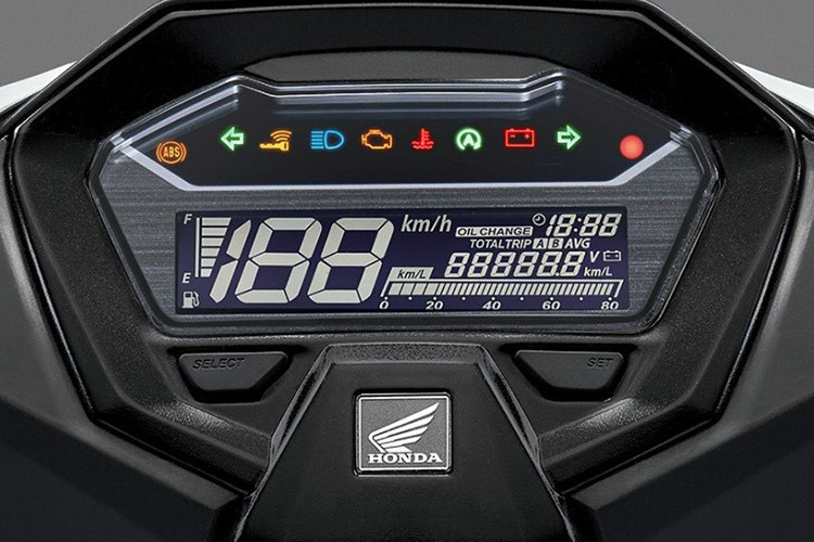 Xe có màn hình công tơ mét dạng màn hình LCD không thay đổi so với thế hệ hiện tại, đi cùng với bộ sạc USB Type-A, cho phép người dùng dễ dàng sạc các thiết bị di động khi chuyển đổi.