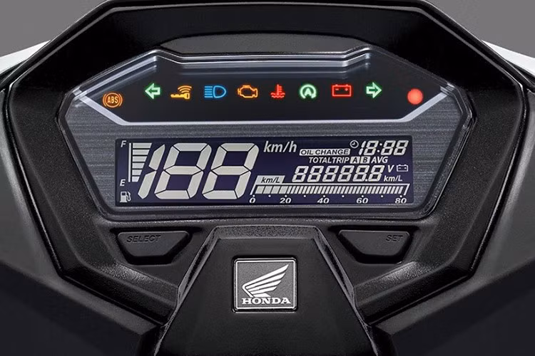 Xe có màn hình công tơ mét dạng màn hình LCD không thay đổi so với thế hệ hiện tại, đi cùng với bộ sạc USB Type-A, cho phép người dùng dễ dàng sạc các thiết bị di động khi chuyển đổi.