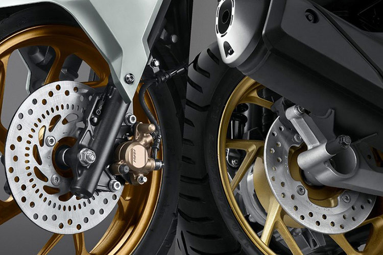 Honda Click 160 2025 tiếp tục kế thừa từ phiên bản trước. Đó vẫn là loại động cơ đơn xi lanh, dung tích 157cc, làm mát bằng dung dịch. Khối động cơ này giúp Click 160 đạt công suất tối đa 15 mã lực tại 8.500 vòng/phút và mô-men xoắn cực đại 13,8 Nm tại 7.000 vòng/phút.