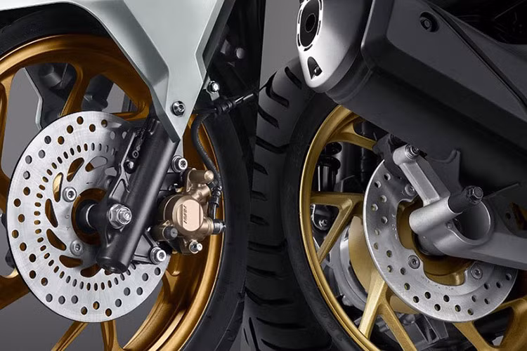 Honda Click 160 2025 tiếp tục kế thừa từ phiên bản trước. Đó vẫn là loại động cơ đơn xi lanh, dung tích 157cc, làm mát bằng dung dịch. Khối động cơ này giúp Click 160 đạt công suất tối đa 15 mã lực tại 8.500 vòng/phút và mô-men xoắn cực đại 13,8 Nm tại 7.000 vòng/phút.