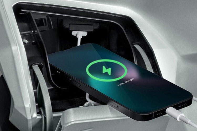 Công tắc khóa thông minh của xe dạng smartkey kết hợp báo động chống trộm, giúp tăng cường tính an toàn và bảo vệ xe tốt hơn. Cốp xe dung tích 18 lít.