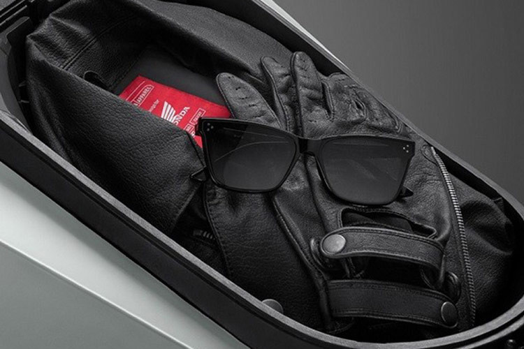 Click 160 2025 sử dụng phuộc nhún trước dạng ống lồng, giảm xóc sau lò xo trụ đơn. Kích cỡ lốp trước, sau lần lượt là 100/80-14 M/C 48P (không săm) và 120/70-14 M/C 61P (không săm). Bánh trước dùng thắng đĩa tích hợp hệ thống phanh hợp nhất (CBS), bánh sau phanh tang trống.