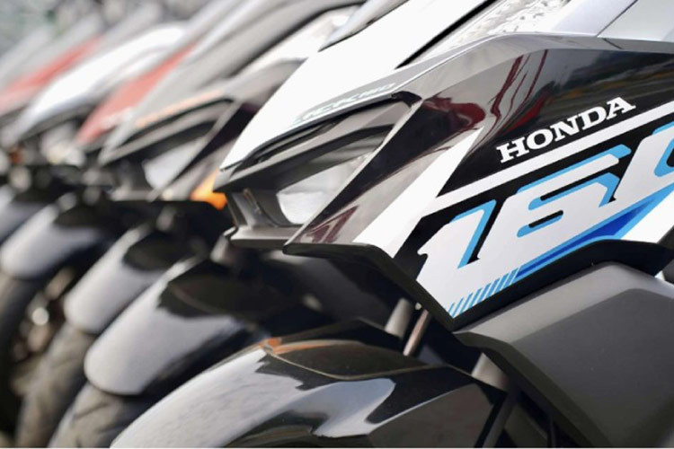 Những chi tiết logo và các đường xọc bên thân của xe giờ đây có những nét tương đồng với "người anh em" xe ga phượt ADV 150. Mẫu xe ga Honda Click 160 2025 mới có tất cả các màu tùy chọn gồm: Bạc kim loại, Đen thuốc súng, và Đỏ năng lượng mặt trời.