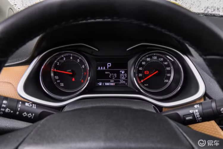 Chevrolet Onix 2019 mới đi kèm với một số hệ thống an toàn tiêu chuẩn phanh: ABS/ EBS, cân bằng điện tử (ESC), kiểm soát lực kéo (TCS) hay khởi hành ngang dốc (HSA), trong khi các tùy chọn khác bao gồm: camera lùi, hệ thống giám sát áp suất lốp (TPMS) và khóa ISOFIX cho ghế an toàn cho trẻ em.